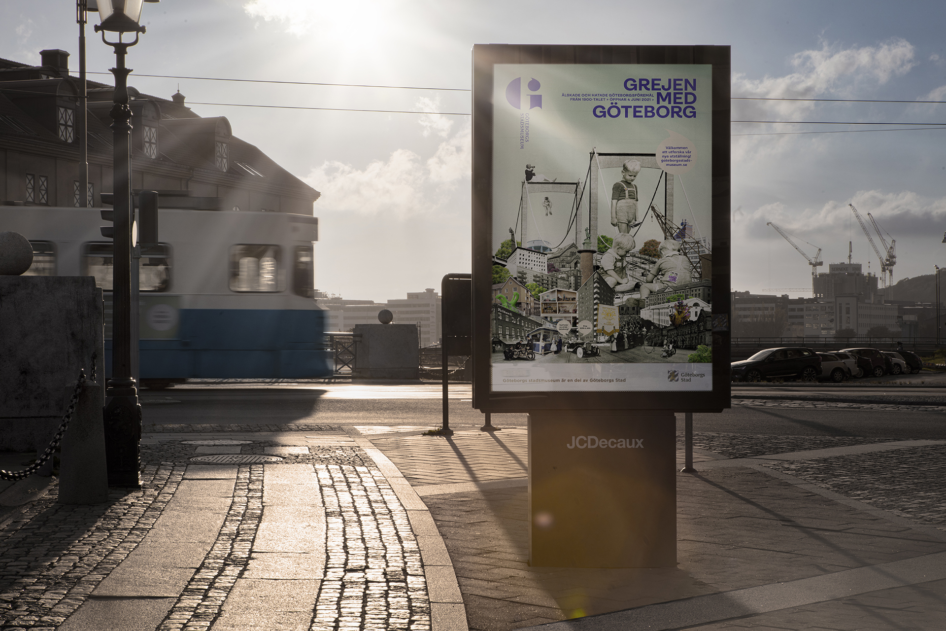 En annonstavla på en trottoar i Göteborg