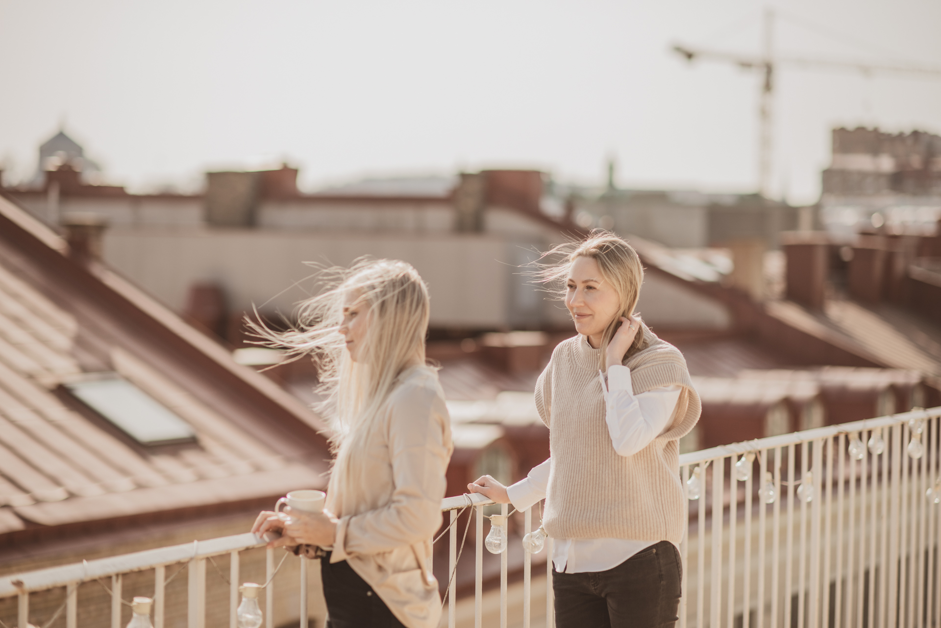 Två ung kvinnor står ute på balkongen på Valentin Experience reklambyrå i Göteborg