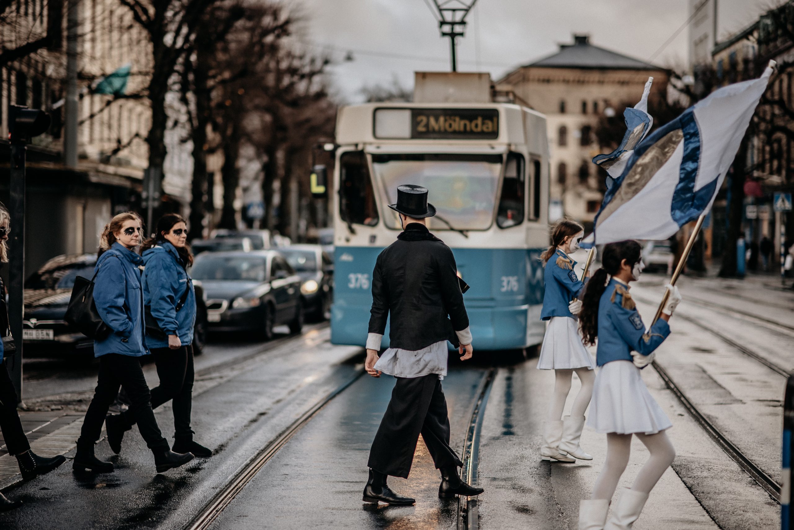 Göta Lejon ungdomsorkester går framför spårvagn utklädda i en spökparad