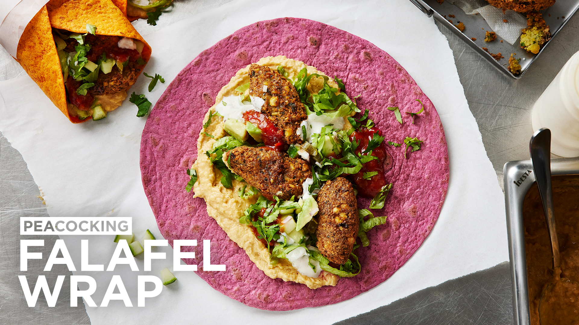 Falafel serverad på en lila tortilla